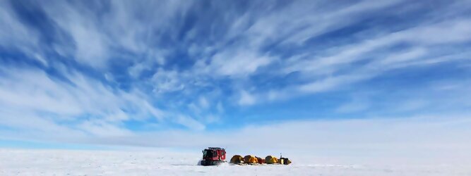 Pauschal beliebtes Urlaubsziel – Antarktis - Null Bewohner, Millionen Pinguine und feste Dimensionen. Am südlichen Ende der Erde, wo die Sonne nur zwischen Frühjahr und Herbst über dem Horizont aufgeht, liegt der 7. Kontinent, die Antarktis. Riesig, bis auf ein paar Forscher unbewohnt und ohne offiziellen Besitzer. Eine Welt, die überrascht, bevor Sie sie sehen. Deshalb ist ein Besuch definitiv etwas für die Schatzkiste der Erinnerung und allein die Ausmaße dieser Destination sind eine Sache für sich. Du trittst aus deinem gemütlichen Hotelzimmer und es begrüßt dich die warme italienische Sonne. Du blickst auf den atemberaubenden Gardasee, der in zahlreichen Blautönen schimmert - von tiefem Dunkelblau bis zu funkelndem Türkis. Majestätische Berge umgeben dich, während die Brise sanft deine Haut streichelt und der Duft von blühenden Zitronenbäumen deine Nase kitzelt. Du schlenderst die malerischen, engen Gassen entlang, vorbei an farbenfrohen, blumengeschmückten Häusern. Vereinzelt unterbricht das fröhliche Lachen der Einheimischen die friedvolle Stille. Du fühlst dich wie in einem Traum, der nicht enden will. Jeder Schritt führt dich zu neuen Entdeckungen und Abenteuern. Du probierst die köstliche italienische Küche mit ihren frischen Zutaten und verführerischen Aromen. Die Sonne geht langsam unter und taucht den Himmel in ein leuchtendes Orange-rot - ein spektakulärer Anblick.