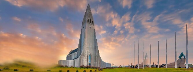 Trip Pauschal Reisetipps - Hallgrimskirkja in Reykjavik, Island – Lutherische Kirche in beeindruckend martialischer Betonoptik, inspiriert von der Form der isländischen Basaltfelsen. Die Schlichtheit im Innenraum erstaunt, bewegt zum Innehalten und Entschleunigen. Sensationelle Fotos gibt es bei Polarlicht als Hintergrundkulisse. Die Hallgrim-Kirche krönt Islands Hauptstadt eindrucksvoll mit ihrem 73 Meter hohen Turm, der alle anderen Gebäude in Reykjavík überragt. Bei keinem anderen Bauwerk im Land dauerte der Bau so lange, und nur wenige sorgten für so viele Kontroversen wie die Kirche. Heute ist sie die größte Kirche der Insel mit Platz für 1.200 Besucher.