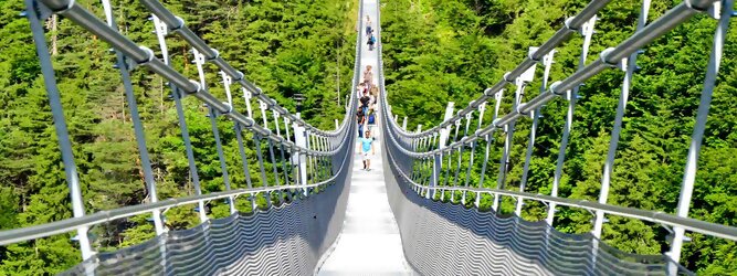 Trip Pauschal Reisetipps - highline179 - Die Brücke BlickMitKick | einmalige Kulisse und spektakulärer Panoramablick | 20 Gehminuten und man findet | die längste Hängebrücke der Welt | Weltrekord Hängebrücke im Tibet Style - Die highline179 ist eine Fußgänger-Hängebrücke in Form einer Seilbrücke über die Fernpassstraße B 179 südlich von Reutte in Tirol (Österreich). Sie erstreckt sich in einer Höhe von 113 bis 114 m über die Burgenwelt Ehrenberg und verbindet die Ruine Ehrenberg mit dem Fort Claudia.