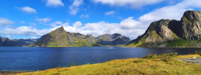 Trip Pauschal Reisetipps - Die Lofoten Inseln Norwegen – Skandinaviens eiskalte Schönheit fasziniert mit atemberaubenden Nordlichtern und geradezu außerirdisch imposanten Gebirgskulissen. Land der Mitternachtssonne am Polarkreis, ein Paradies für Wanderer, Naturfreunde, Hobbyfotografen und Instagram er/innen. Die Lofoten gehören zu Norwegen und liegen nördlich des Polarkreises. Erfahren Sie hier, was für eine einzigartige Landschaft die Lofoten zu bieten haben und was Sie dort erwartet. Vorsicht akutes Fernweh! Die meisten von Ihnen kennen wahrscheinlich die Lofoten. Man stellt sich malerische Fischerdörfer vor, umgeben von hohen Bergen und tiefblauen Fjorden.