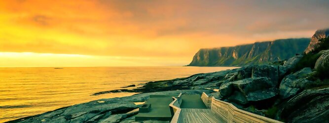 Trip Pauschal Feriendestination Norwegen – Schwindelfrei auf Preikestolen – die spektakuläre Felskanzel erhebt sich als steile Plateauklippe über dem Lysefjord. Die Aussicht über den Fjord ist atemberaubend, schwindelfrei sein ist Voraussetzung. Es lohnt sich auf jeden Fall, schon mitten in der Nacht aufzustehen, um den magischen Moment des überwältigend schönen Sonnenaufgangs mitzuerleben, grandios wie sich die ersten Sonnenstrahlen in den steilen Felswänden verfangen und die Bergmauern zum Leuchten bringen. Dieser Augenblick inspiriert zur Demut und Dankbarkeit. Die beliebtesten Orte für Ferien in Norwegen, locken mit besten Angebote für Hotels und Ferienunterkünfte mit Werbeaktionen, Rabatten, Sonderangebote für Norwegen Urlaub buchen.