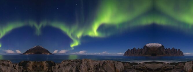 Trip Pauschal Reisetipps - Polarlichter Norwegen Tromso - Skandinaviens eiskalte Schönheit fasziniert mit atemberaubenden Nordlichtern und geradezu außerirdisch imposanten Gebirgskulissen. Land der Mitternachtssonne am Polarkreis, ein Paradies für Wanderer, Naturfreunde, Hobbyfotografen und Instagram er/innen. Tromsø liegt unter dem sogenannten „Nordpollichtoval“, das den magnetischen Nordpol wie ein Ring oder Gürtel umschließt. Hier wird das Polarlicht auch Aurora Borealis genannt. Aufgrund der Struktur des Erdmagnetfeldes sind sie in dieser Region auch in Zeiten geringer Sonnenaktivität besonders häufig und intensiv zu beobachten.