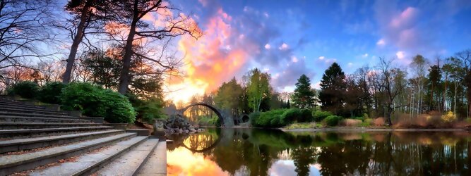 Trip Pauschal Reisetipps - Teufelsbrücke wird die Rakotzbrücke in Kromlau, Deutschland, genannt. Ein mystischer, idyllischer wunderschöner Ort; eine wahre Augenweide, wenn sich der Brücken Rundbogen im See spiegelt und zum Kreis vervollständigt. Ein märchenhafter Besuch, im blühenden Azaleen & Rhododendron Park. Der Azaleen- und Rhododendronpark Kromlau ist ein ca. 200 ha großer Landschaftspark im Ortsteil Kromlau der Gemeinde Gablenz im Landkreis Görlitz. Er gilt als die größte Rhododendren-Freilandanlage als Landschaftspark in Deutschland und ist bei freiem Eintritt immer geöffnet. Im Jahr 1842 erwarb der Großgrundbesitzer Friedrich Hermann Rötschke, ein Zeitgenosse des Landschaftsgestalters Hermann Ludwig Heinrich Fürst von Pückler-Muskau, das Gut Kromlau.