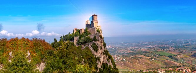 Trip Pauschal Urlaubsdestination - San Marino – Hol ihn dir – den heißbegehrten Einreise-Stempel von San Marino. Nimm deinen Reisepass, besuche die örtliche Tourismusbehörde, hier wird die kleine Trophäe in dein Reisedokument gestempelt, es sieht gut aus und ist eine supertolle Urlaubserinnerung. Dieses neue Trendy-Reiselust-Souvenir passt ausgezeichnet zu den anderen außergewöhnlichen Stempeln deiner vergangenen Reisen. San Marino ist ein sehr interessanter Zwergstaat, eine Enklave, vollständig von Italien umgeben, eine der ältesten bestehenden Republiken und eines der reichsten Länder der Welt. Die beliebtesten Orte für Ferien in San Marino, locken mit besten Angebote für Hotels und Ferienunterkünfte mit Werbeaktionen, Rabatten, Sonderangebote für San Marino Urlaub buchen.